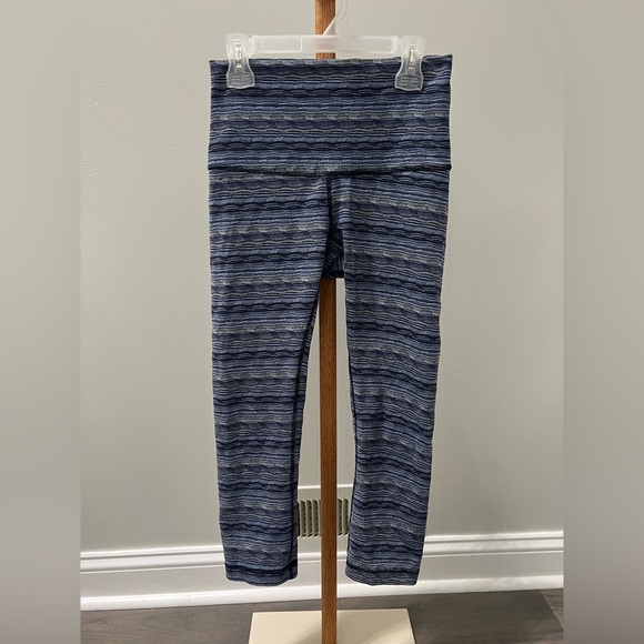 Lululemon blue striped capri leggings size 6 - Picture 1 of 8